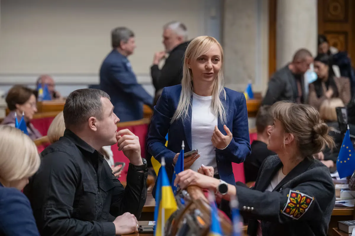 Олександра Устинова, народний депутат України, радник міністра оборони, є одним із головних прихильників військової допомоги США Україні. Вона проводить свій час між Києвом і Сполученими Штатами.